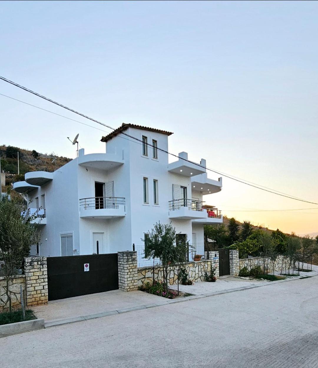 Blue Mare Apartments Sarande Exterior photo