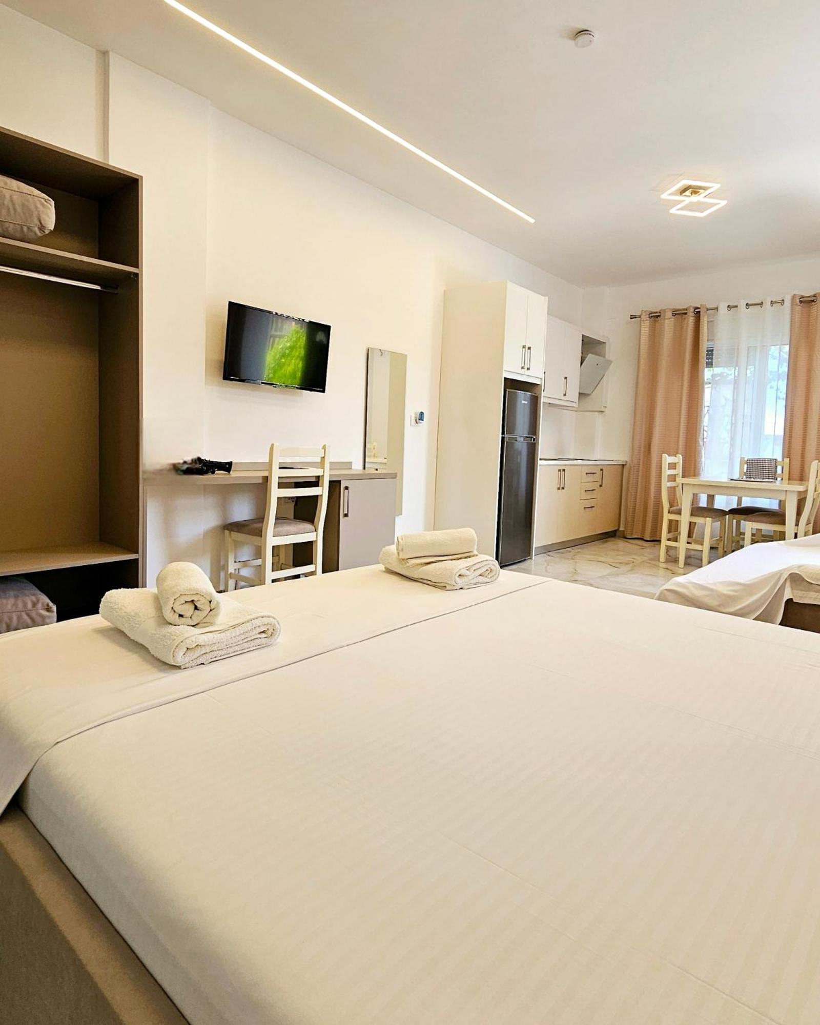 Blue Mare Apartments Sarande Exterior photo